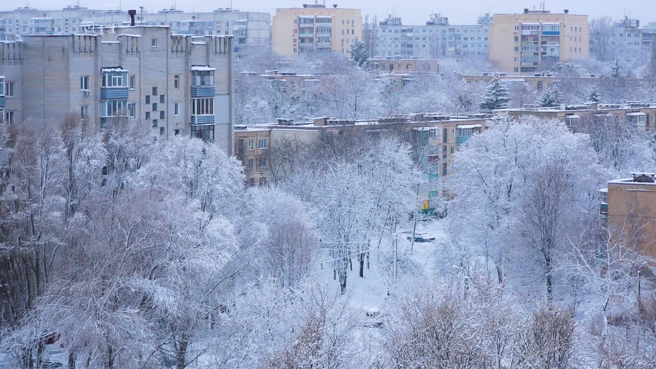 在一个有多层建筑的大城市的冬季景观。视频下载