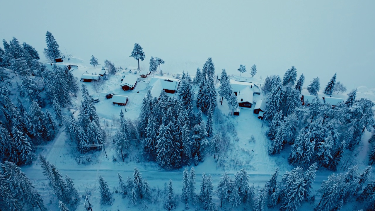 冬天被新雪覆盖的乡村。无人机航拍视频素材