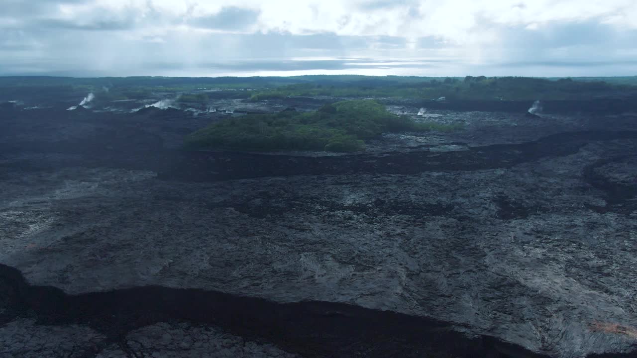 空中清新的黑色火山岩荒凉的景观，大岛，夏威夷，美国视频素材