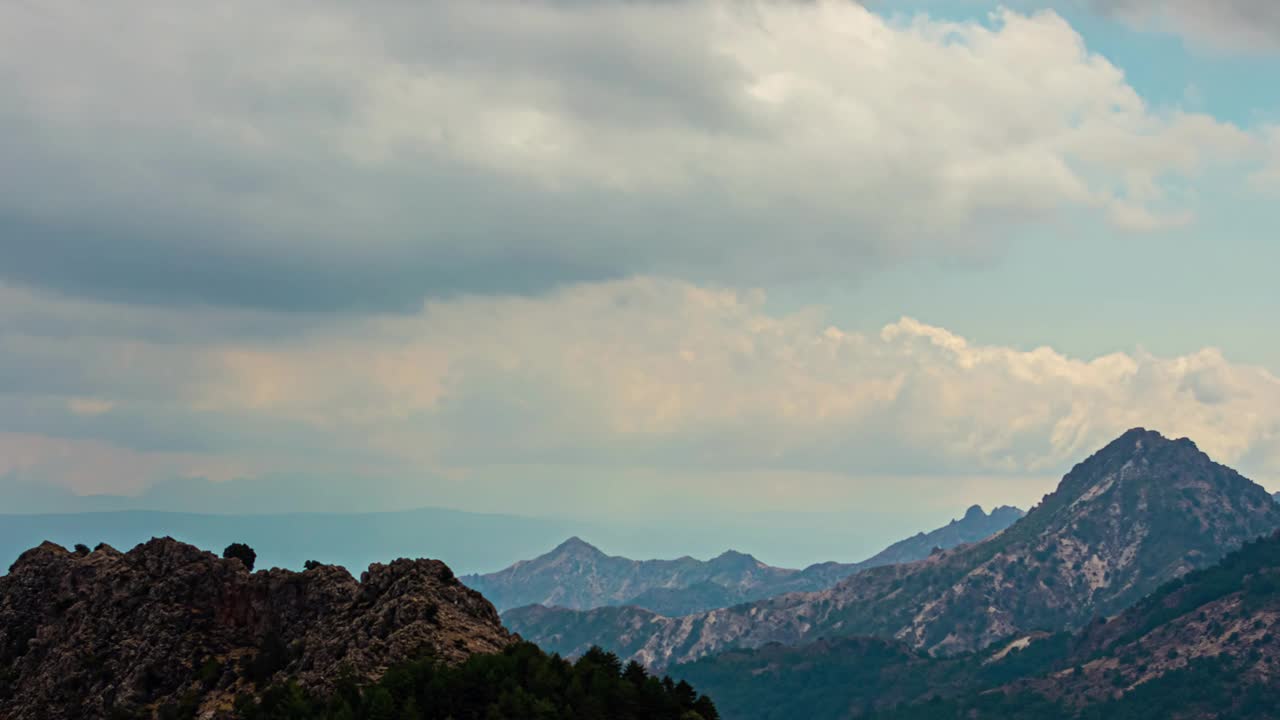 多山的风景，多云的天空，暗示着宁静和大自然的浩瀚视频素材