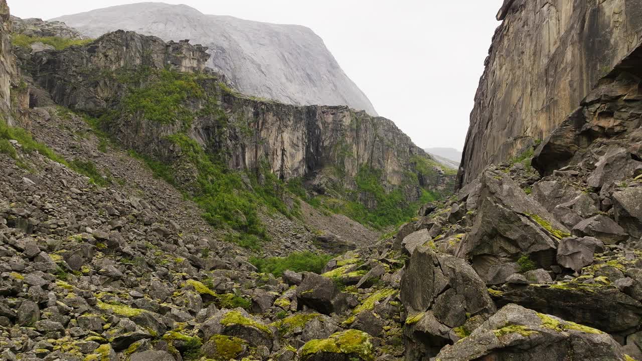 在挪威北部的诺德兰，helmojuvet峡谷陡峭的岩石悬崖。无人机拍摄的视频素材