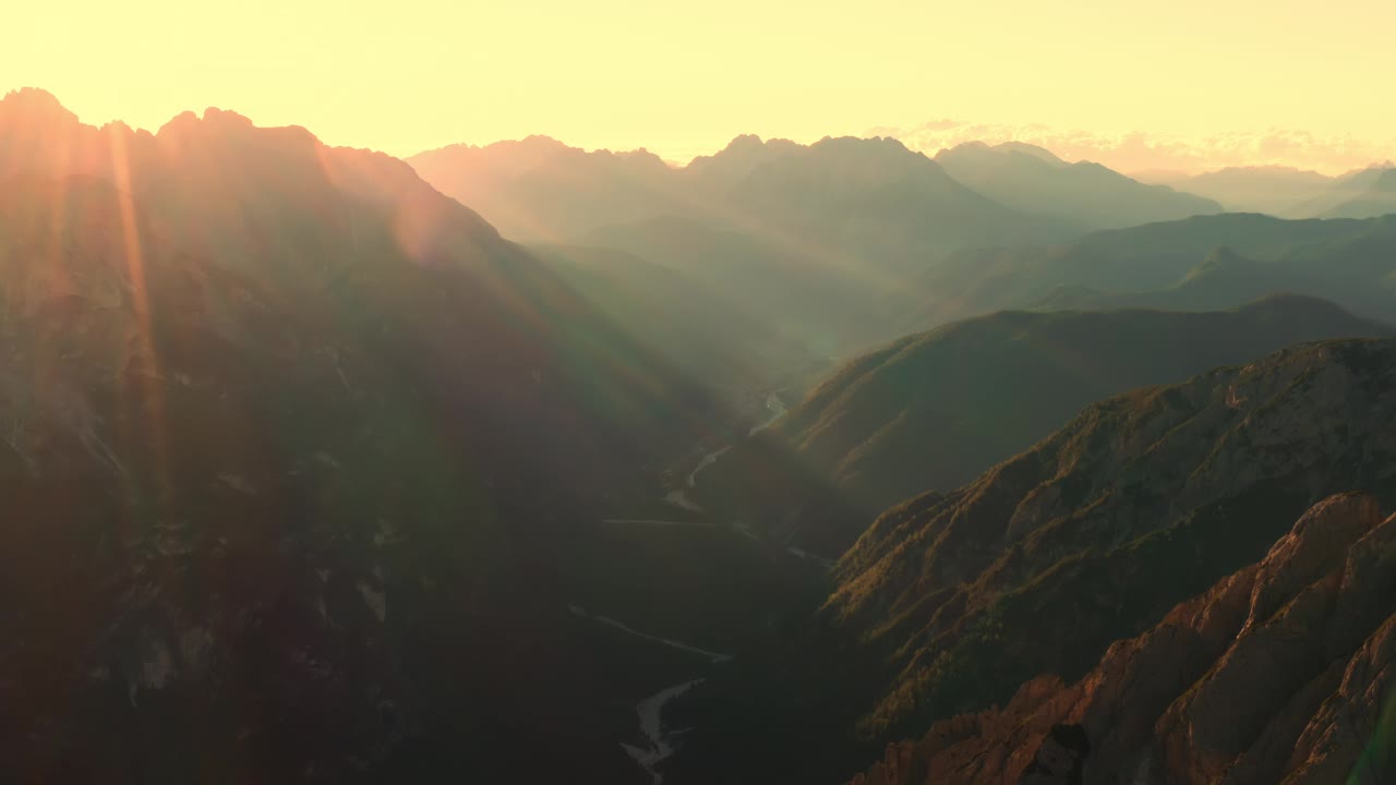 从飞机上俯瞰意大利阿尔卑斯山脉的壮丽景色视频素材