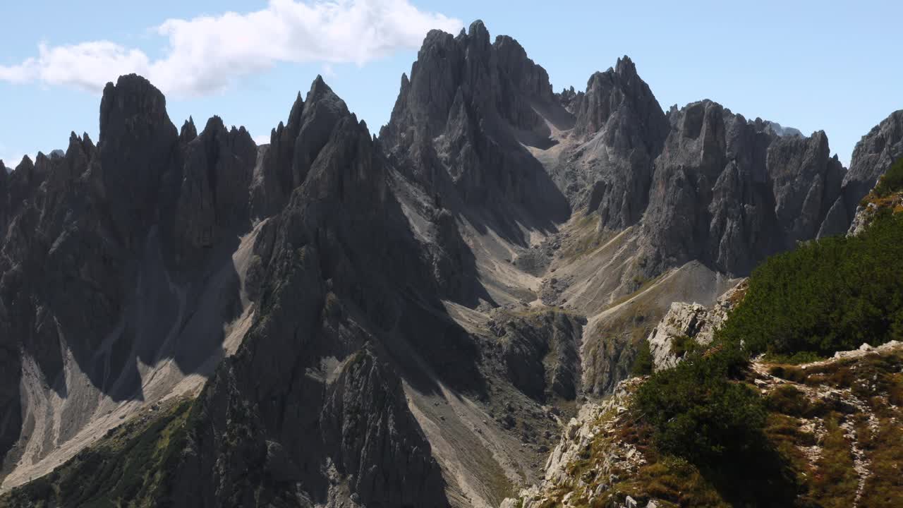 雄伟的意大利阿尔卑斯山，拉瓦雷多山的岩石顶峰视频素材