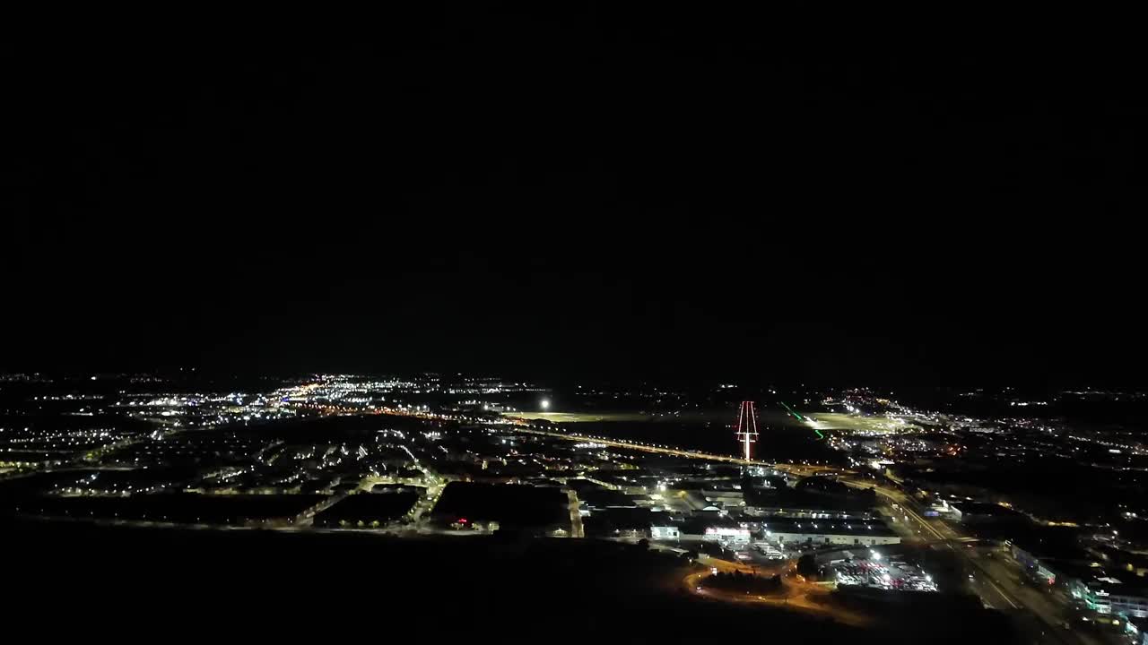 从飞行员的角度看，夜间接近西班牙瓦伦西亚机场视频素材