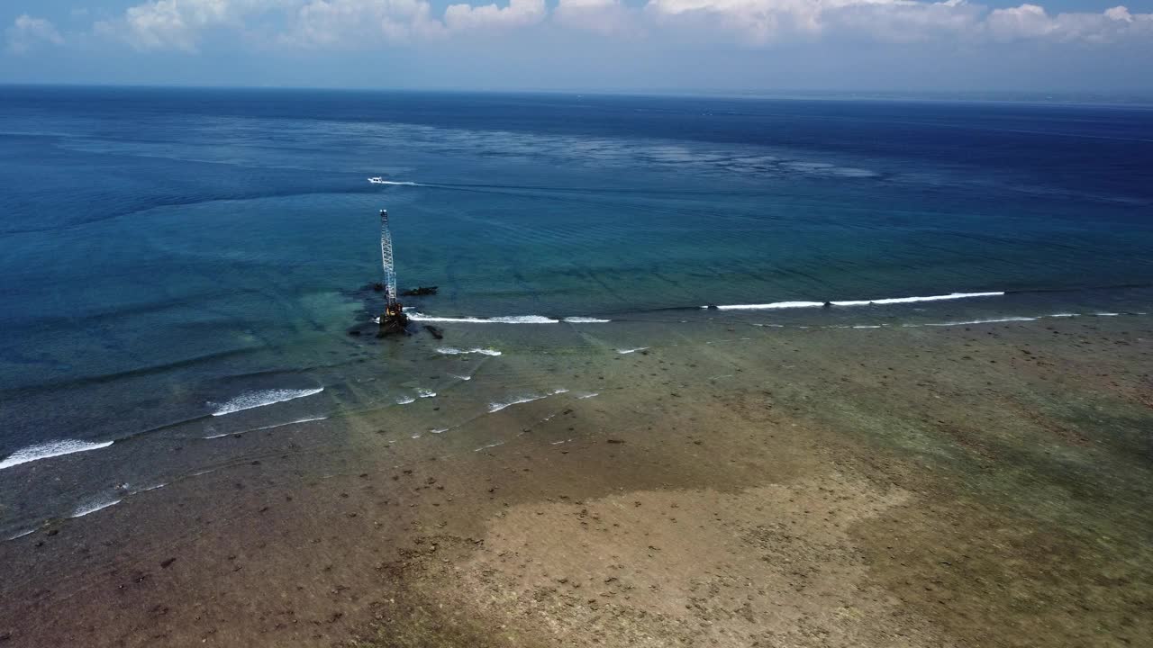 Nusa Lembongan岛海岸外，起重机正在拆除沉船残骸视频素材