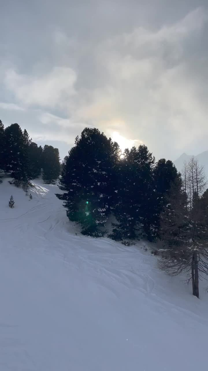 奥地利蒂罗尔奥贝格尔滑雪胜地的滑雪缆车上令人惊叹的景色视频素材