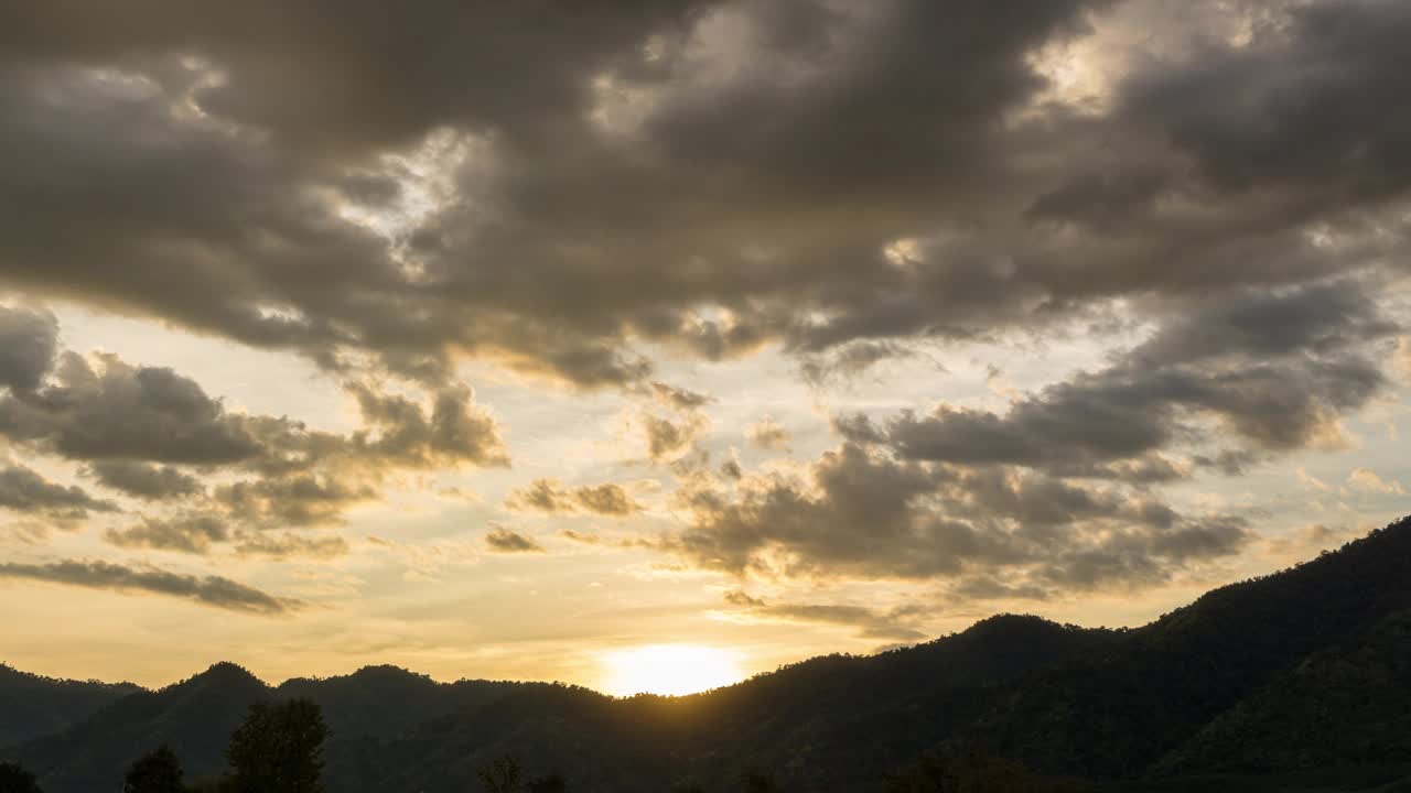 抽象的建筑运动云日落天空。夕阳西下。缓慢移动的云。B卷夕阳的天空。自然背景环境摘要自由的背景。视频素材