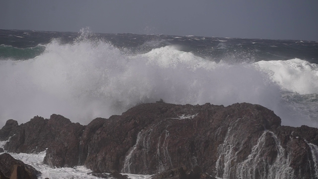 秋田县大贺半岛，冬季的日本海波涛汹涌视频素材