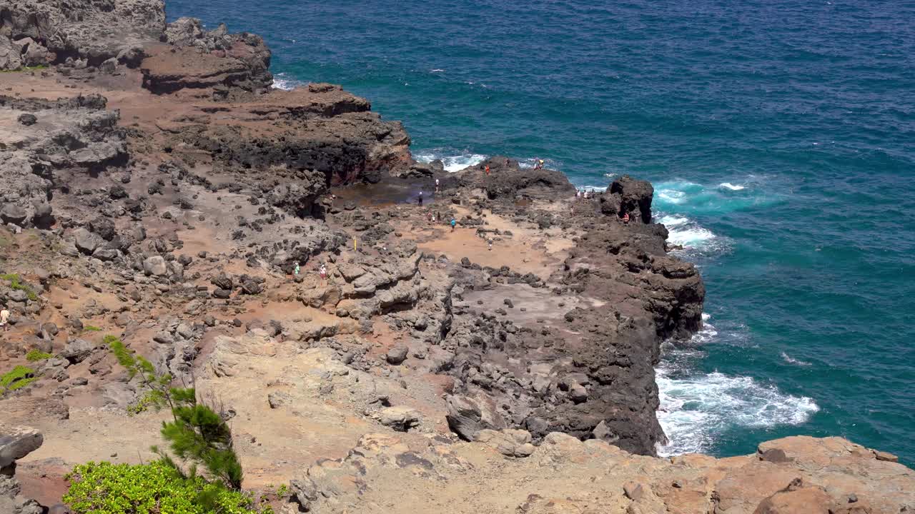 在美国夏威夷毛伊岛，以太平洋为背景的Naklele喷孔在岩石悬崖上爆炸。视频素材