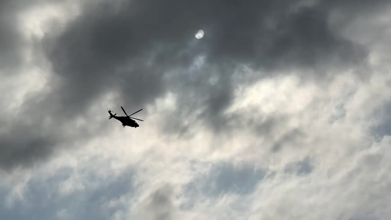 军用直升机在雨和风暴云的背景下飞行视频素材