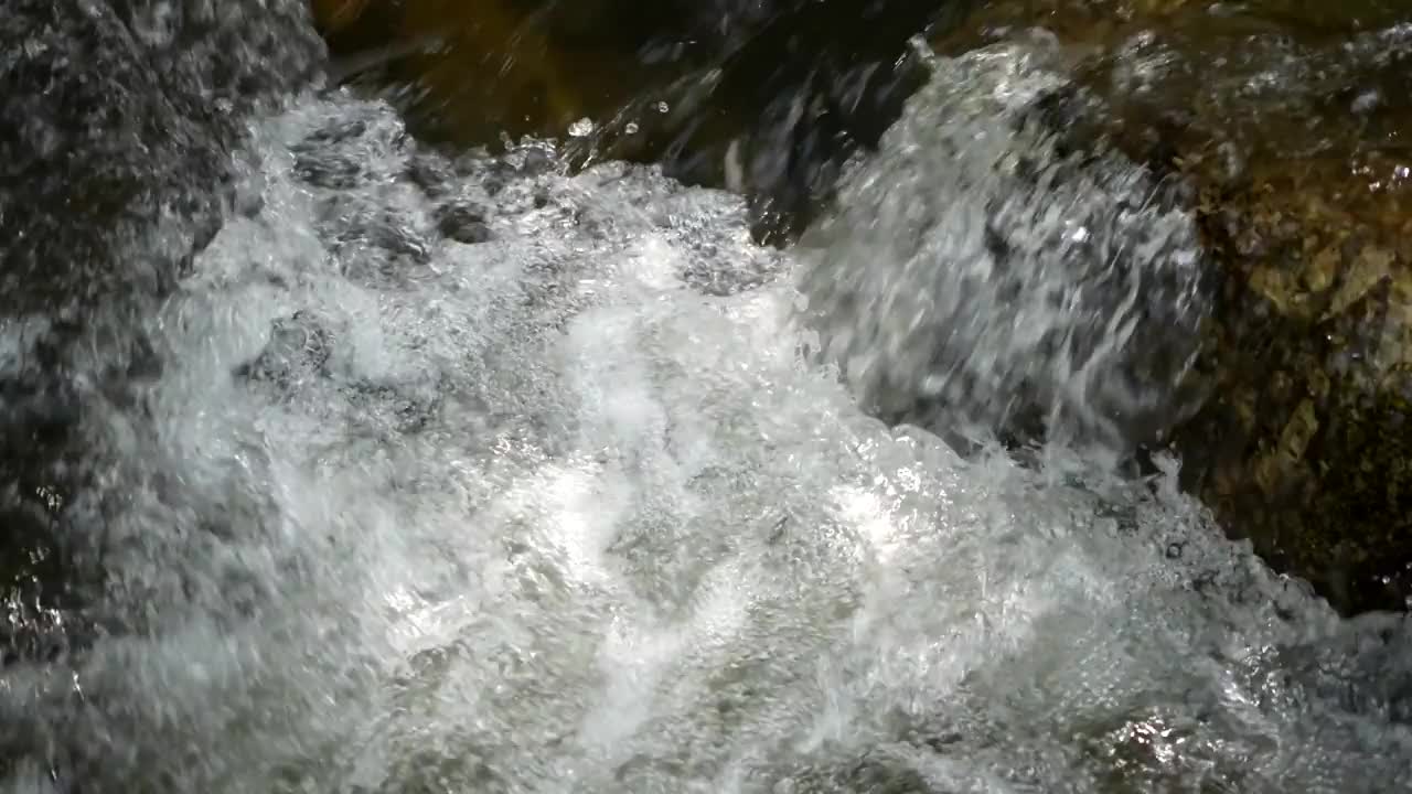 水在岩石表面上错综复杂的运动，令人叹为观止。视频素材