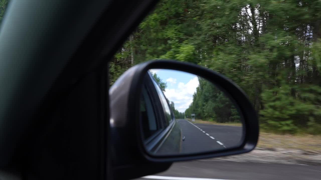 汽车侧后视镜对道路的反射视频素材