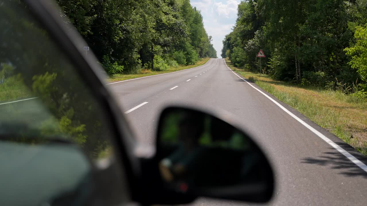 开着警示牌在空旷的道路上行驶视频素材