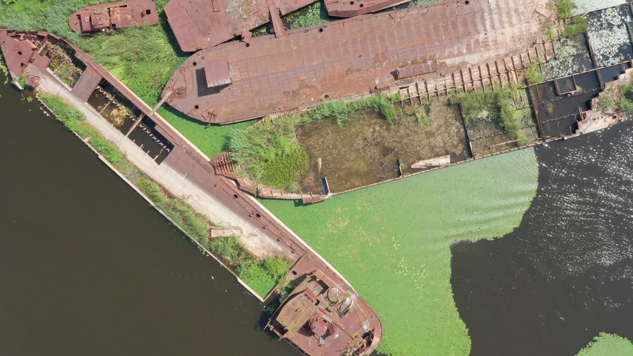 驳船淹没在河水下视频素材