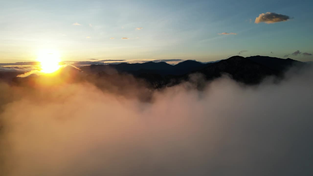空中金色的日出在低云之上，背景是八陵山视频素材