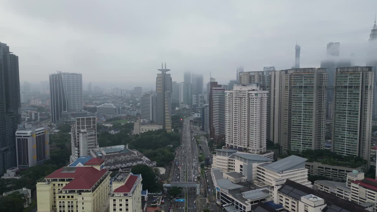 笼罩在雾中的吉隆坡市景。视频素材