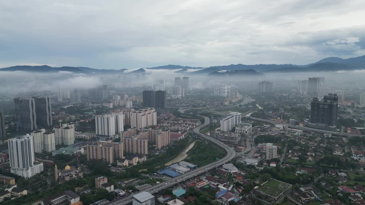 柔和的低雾和云毯下的吉隆坡市景。视频素材