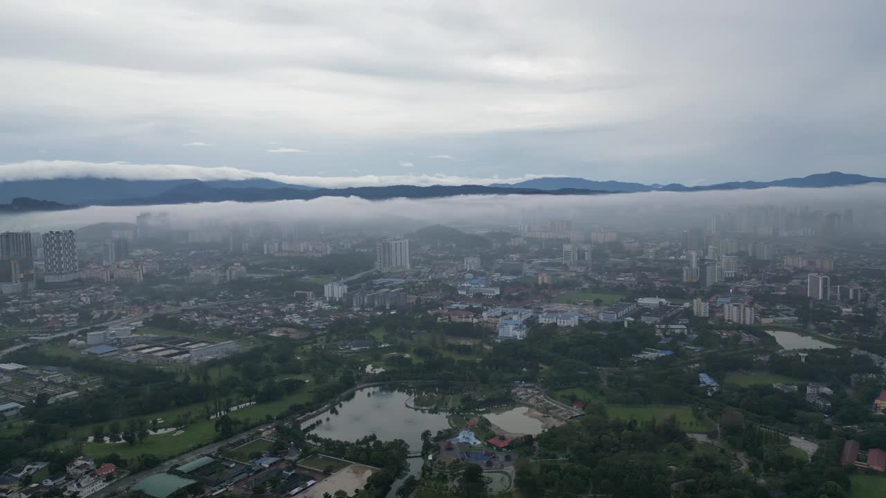 吉隆坡在晨雾中苏醒。视频素材