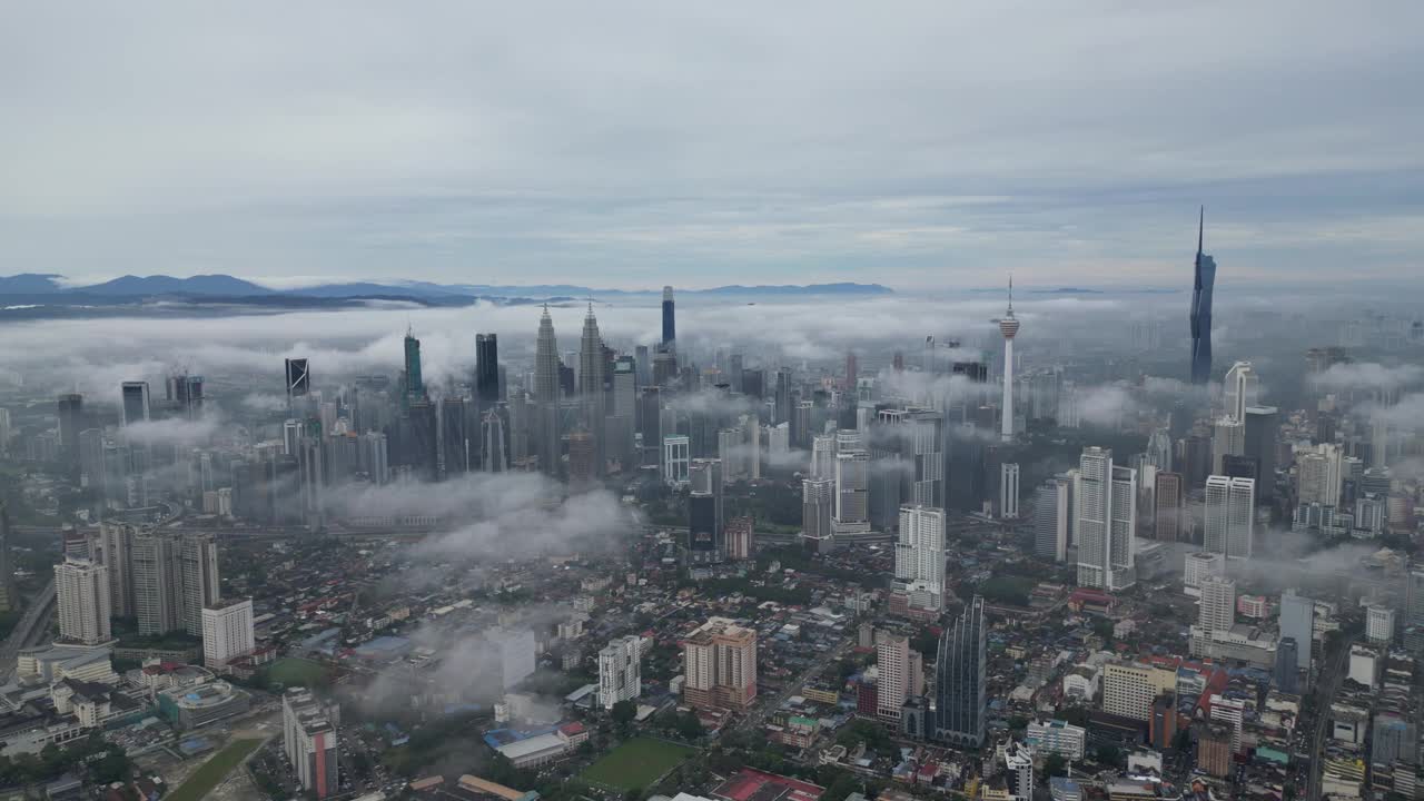 迷人的场景吉隆坡城市景观与低云。视频素材