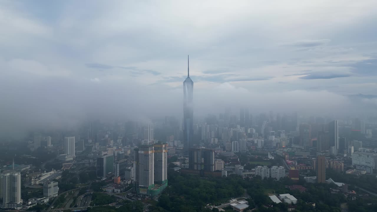 空中透视低云雄伟的城市天际线PNB 118。视频素材