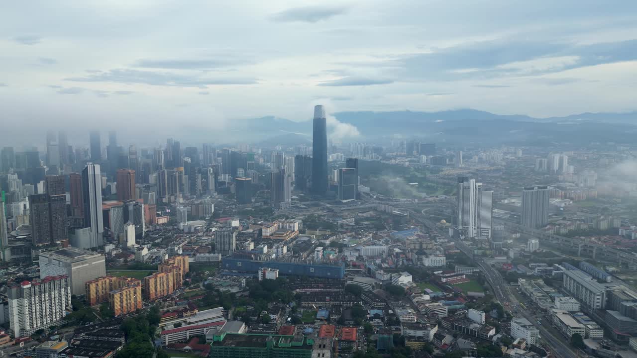 迷人的场景城市的天际线低云形成。视频素材