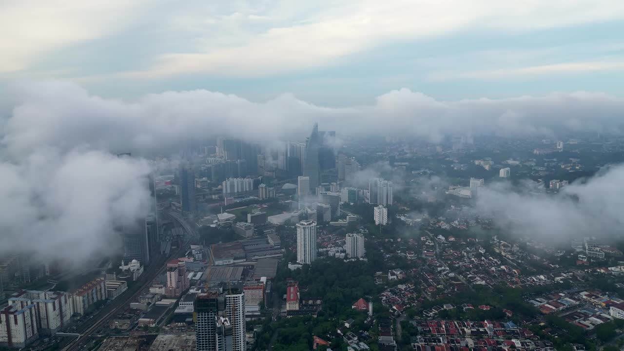 空中低云笼罩着大都市城市景观吉隆坡。视频素材