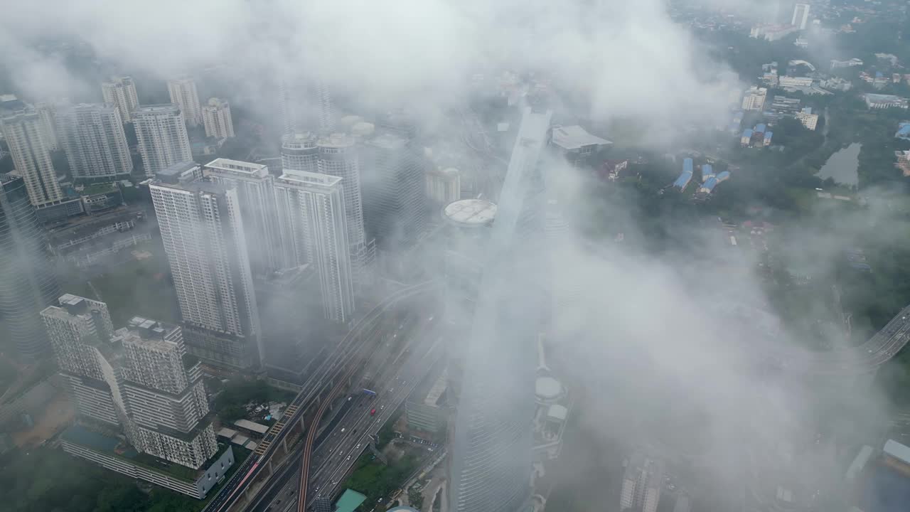 吉隆坡电信塔低云形成。视频素材
