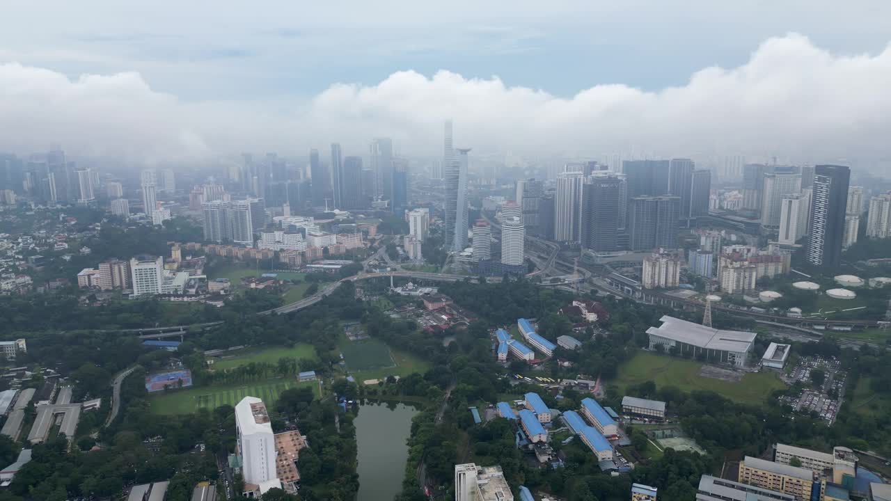 令人眼花缭乱的日出在低云之上马来亚兰巴潘泰大学，吉隆坡。视频素材