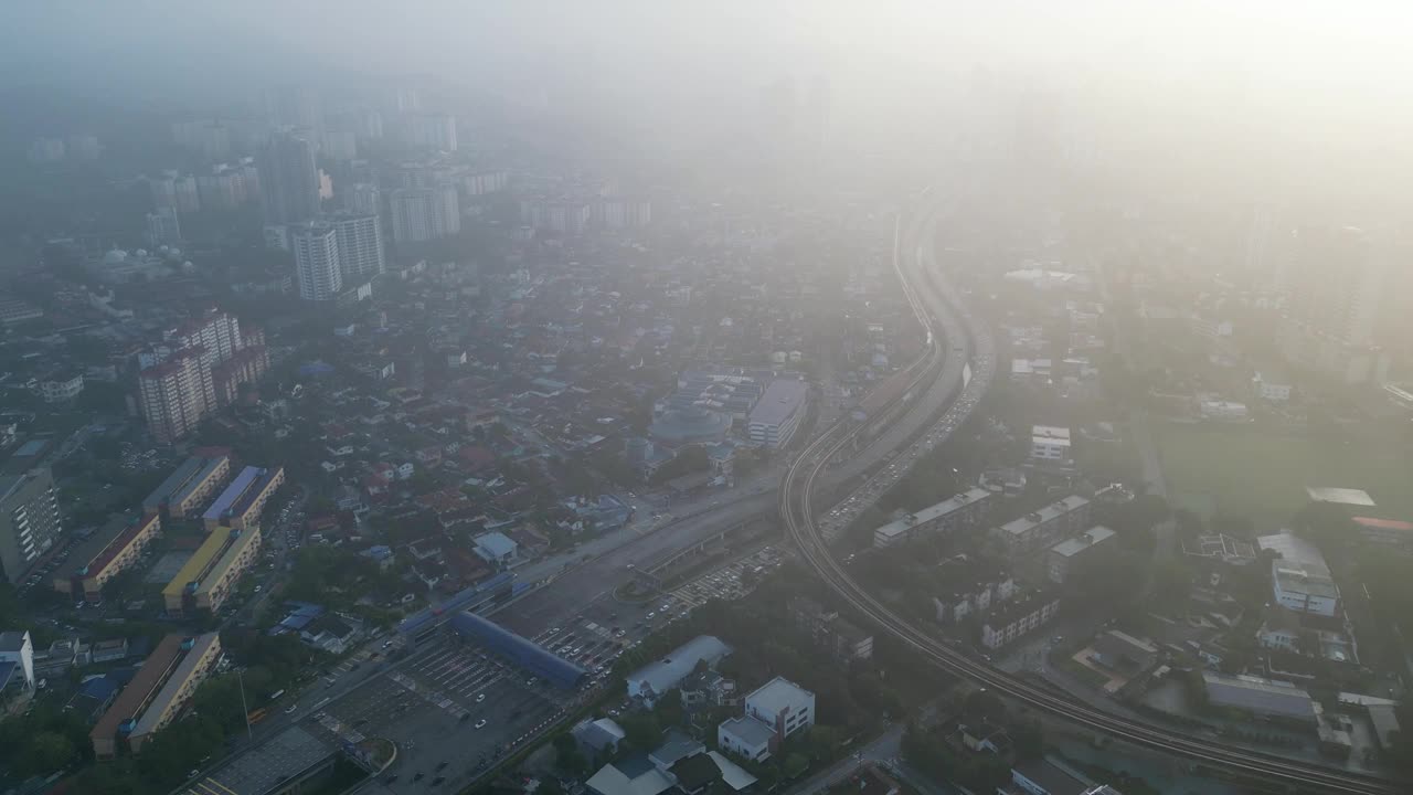 空中拍摄的早晨低云揭示了吉隆坡城市的天际线。视频素材