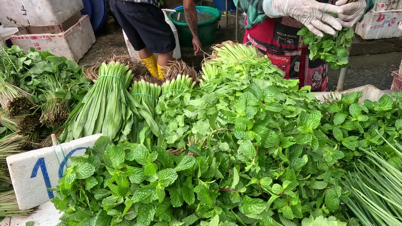 市场摊贩正在捆绑新鲜的蔬菜视频素材