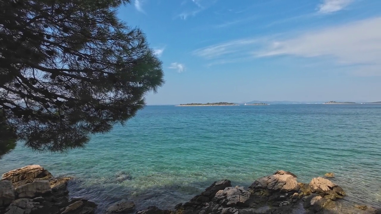 克罗地亚清澈大海的全景，背景是岛屿。视频素材