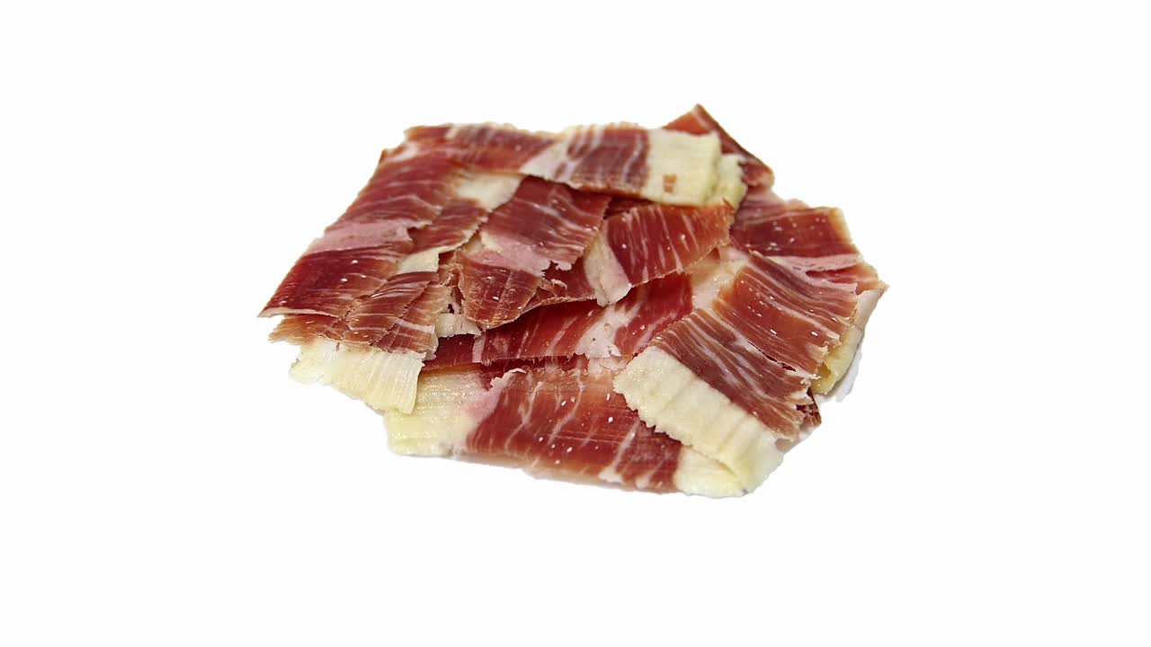 切片伊比利亚火腿(jamón serrano)旋转，孤立在白色背景视频素材