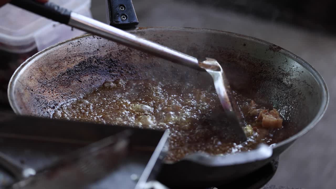 在滋滋作响的锅里煮肉视频素材