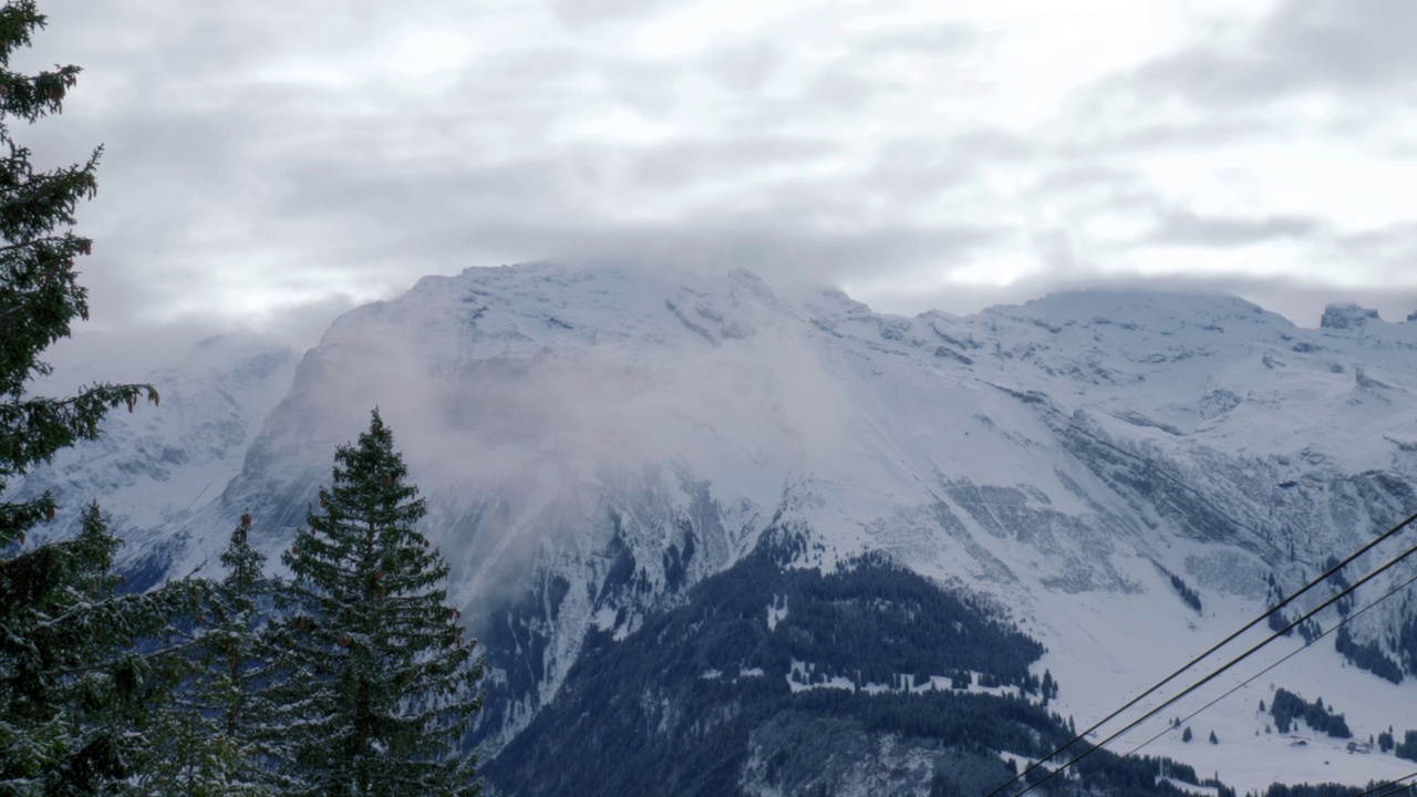 一道白雪覆盖的山脊沿着地平线伸展开来。Engelberg, Switzerlandand视频素材