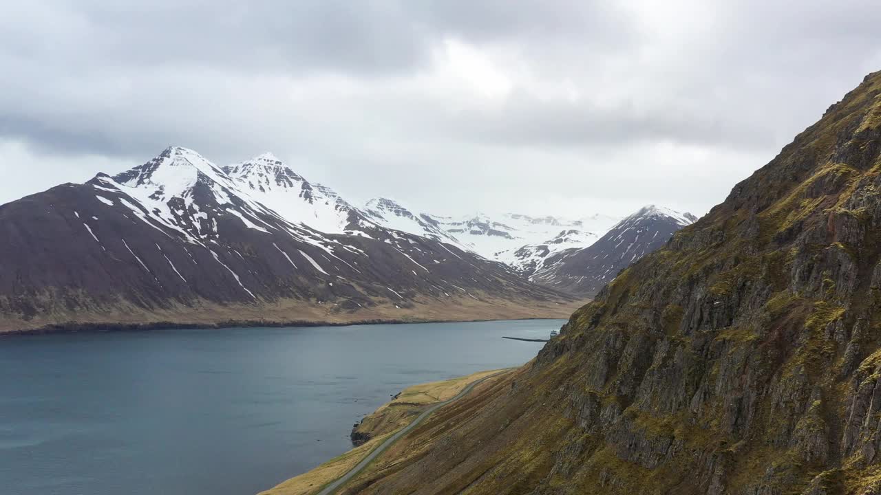 壮丽的冰岛景观鸟瞰图，展示雪山和宁静的峡湾视频素材