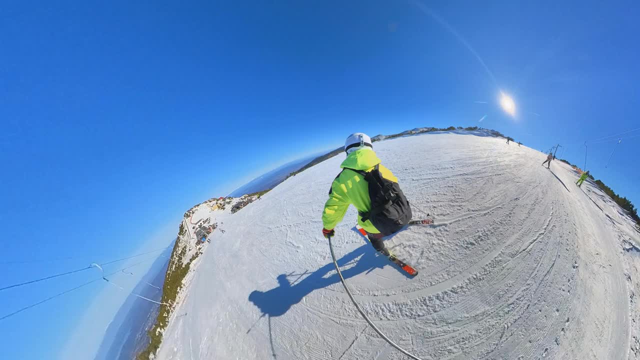 年轻的业余女子滑雪下山。视频素材