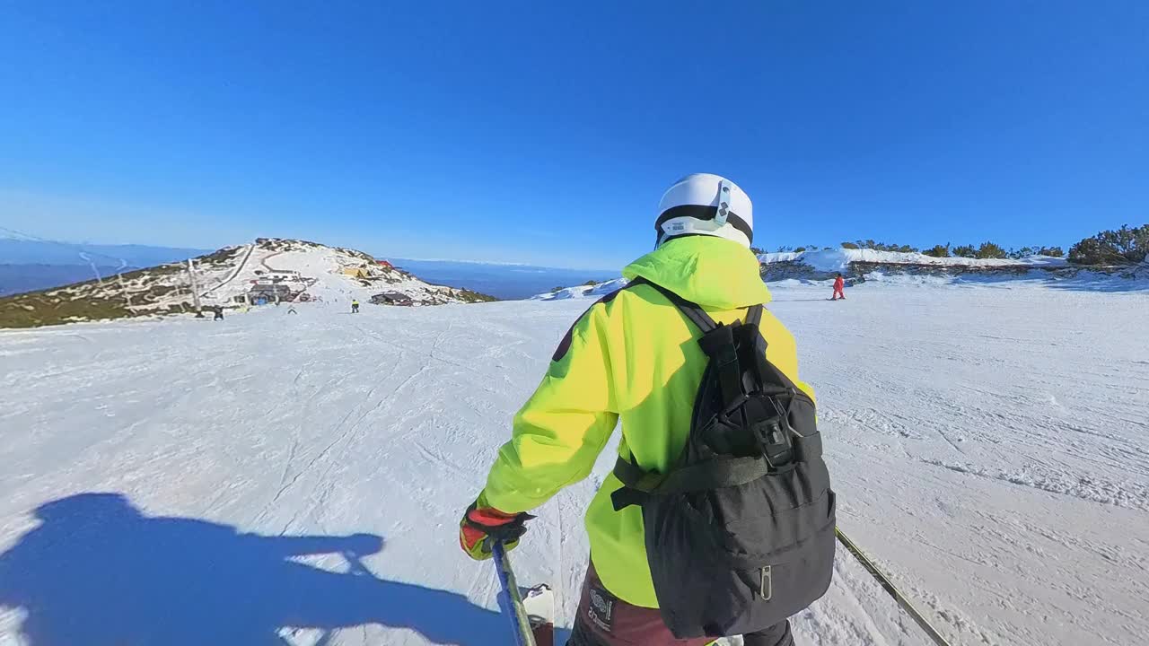 年轻的业余女子滑雪下山。视频素材