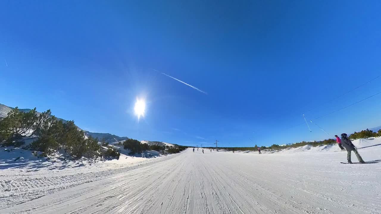 年轻的业余女子滑雪下山。视频素材