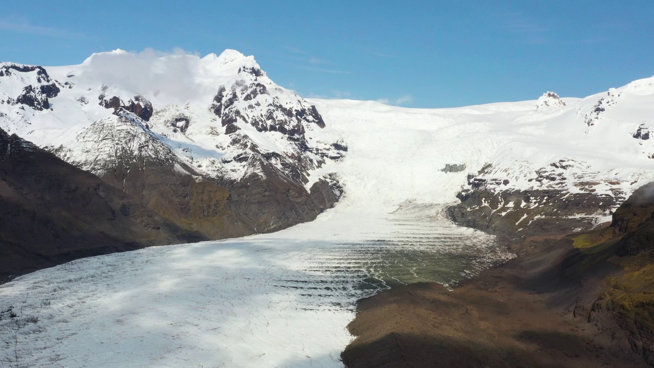 鸟瞰图Vatnajökull冰岛冰川崎岖的地形和雪峰在晴朗的天空下视频素材