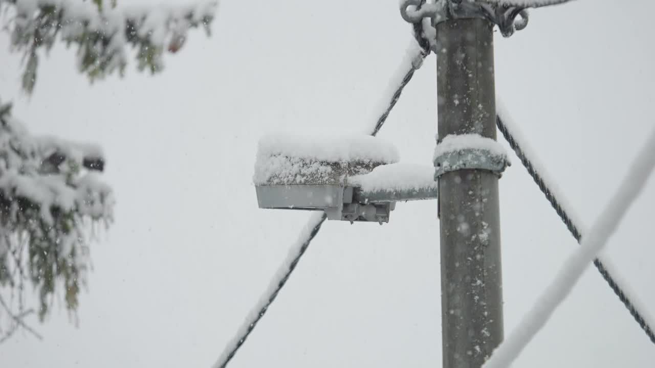 雪花落在路灯上的特写慢动作镜头视频下载