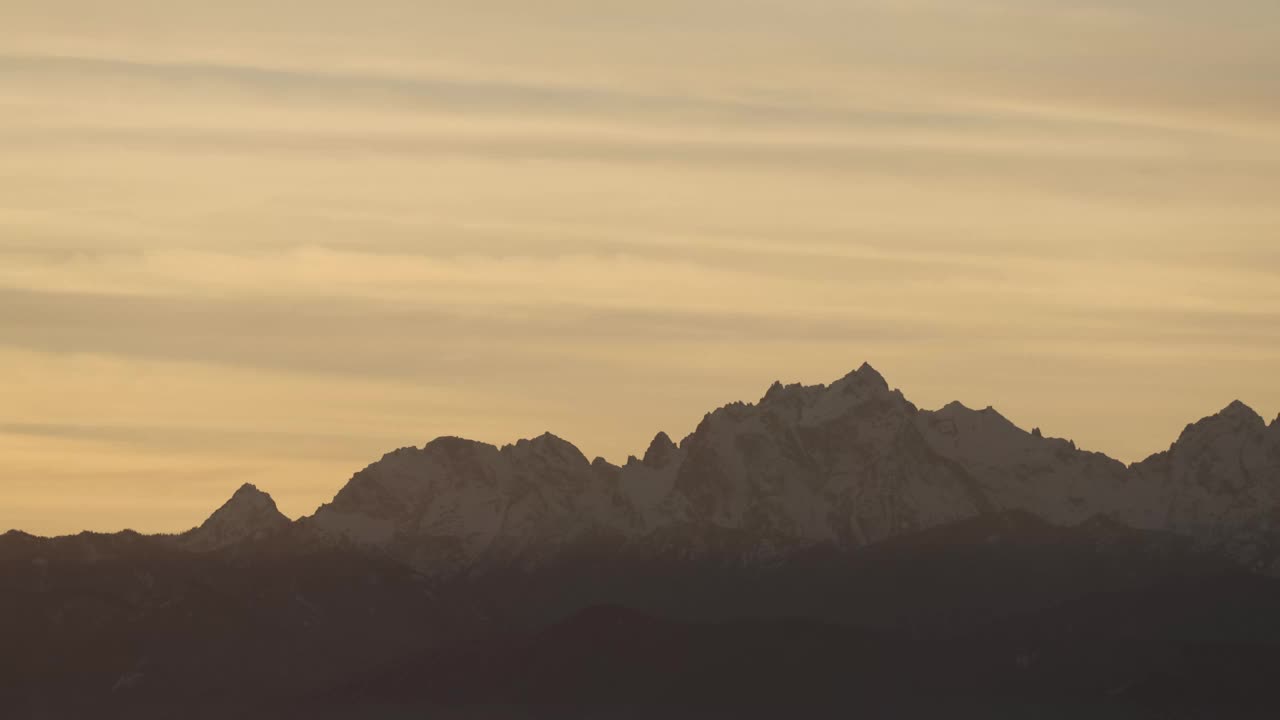 壮观的日落在奥林匹克山脉的延时视频视频素材