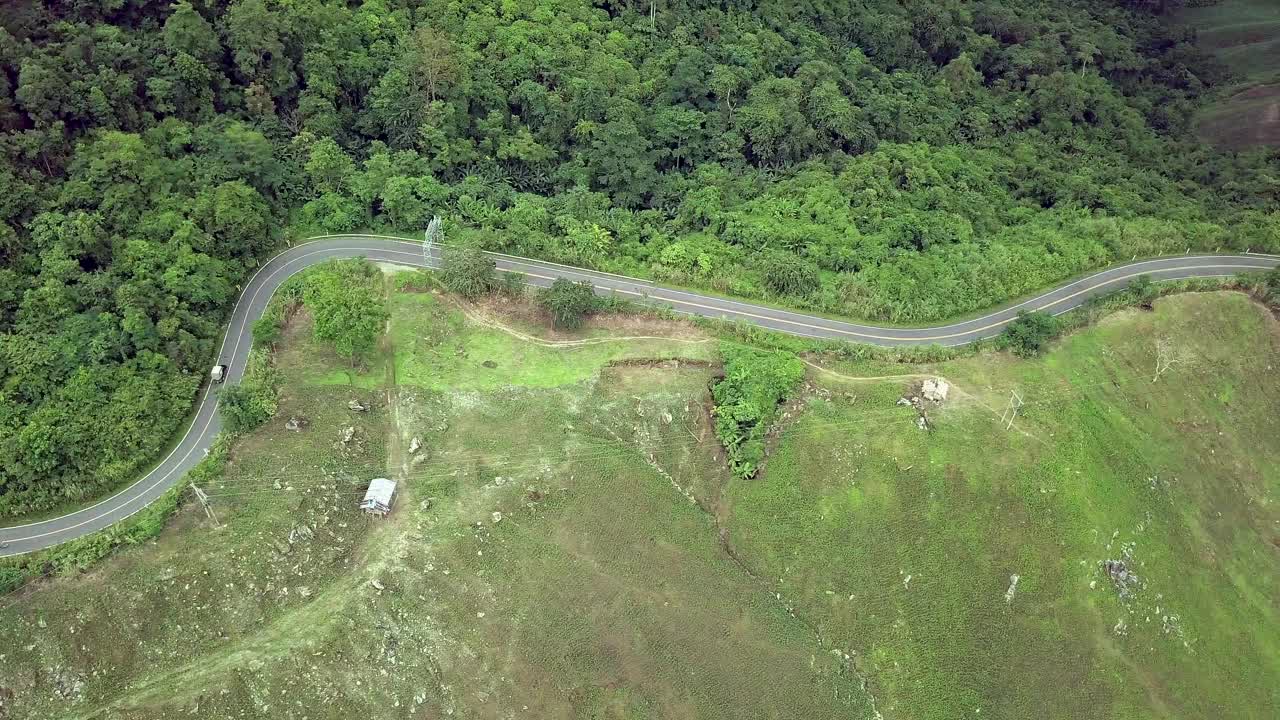 航空物流概念。一条蜿蜒的道路穿过充满活力的热带雨林，创造了一个迷人的自然和交通的融合。视频素材