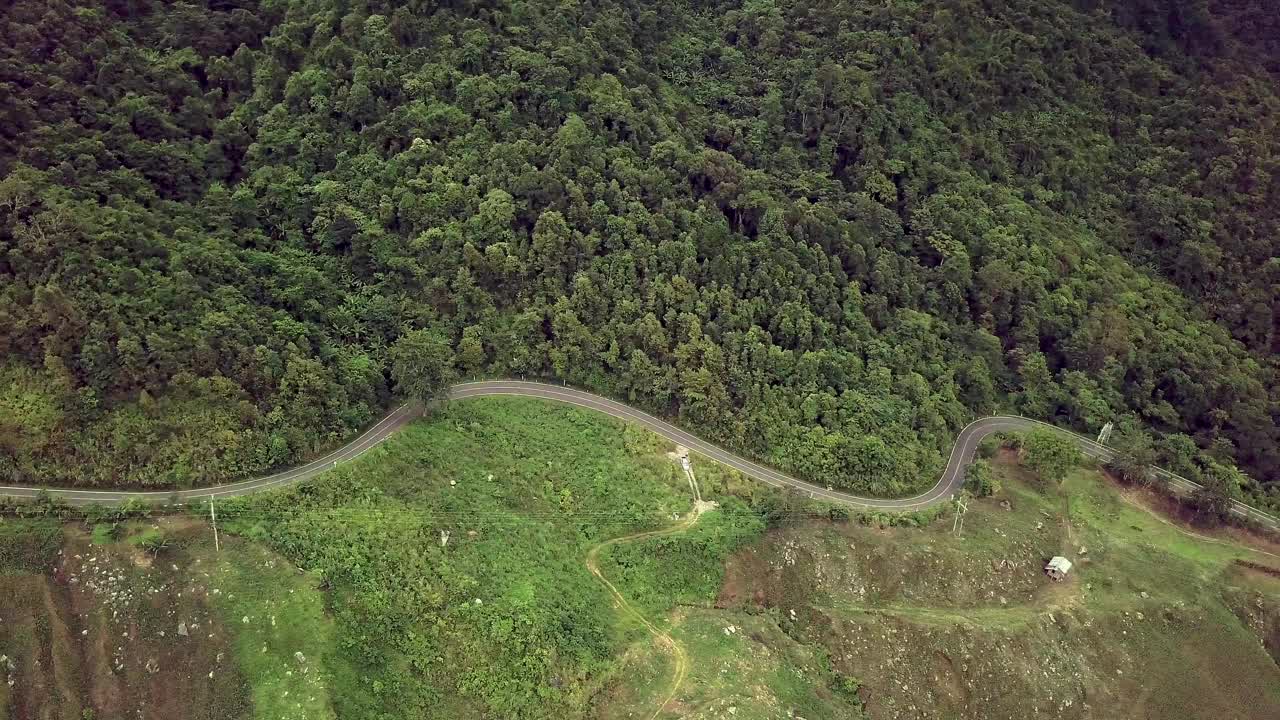 航空物流概念。一条蜿蜒的道路穿过充满活力的热带雨林，创造了一个迷人的自然和交通的融合。视频素材