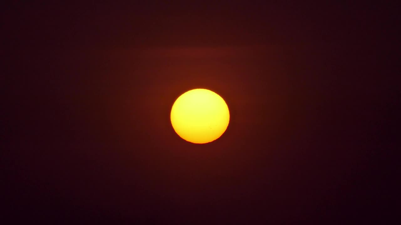 泰国乡村天空中的太阳。视频素材