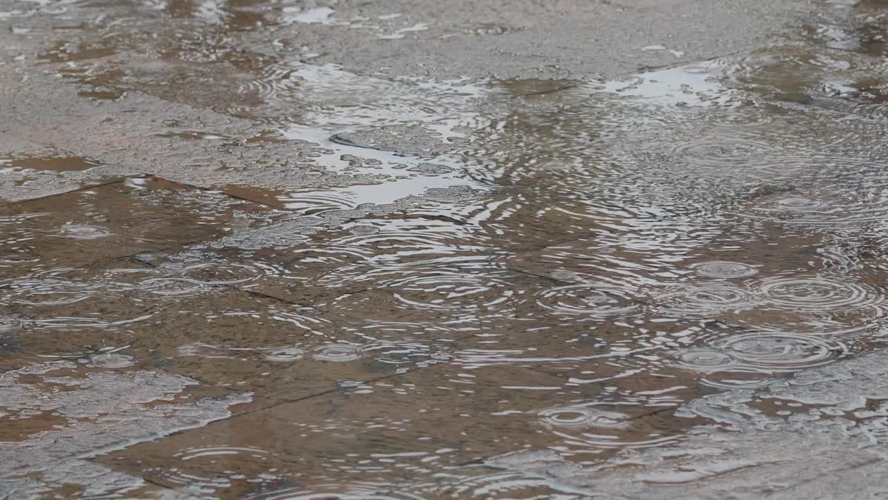 雨滴落在砖地板表面。视频下载