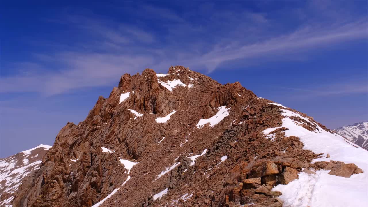 山峰，岩石，云，蓝天视频素材