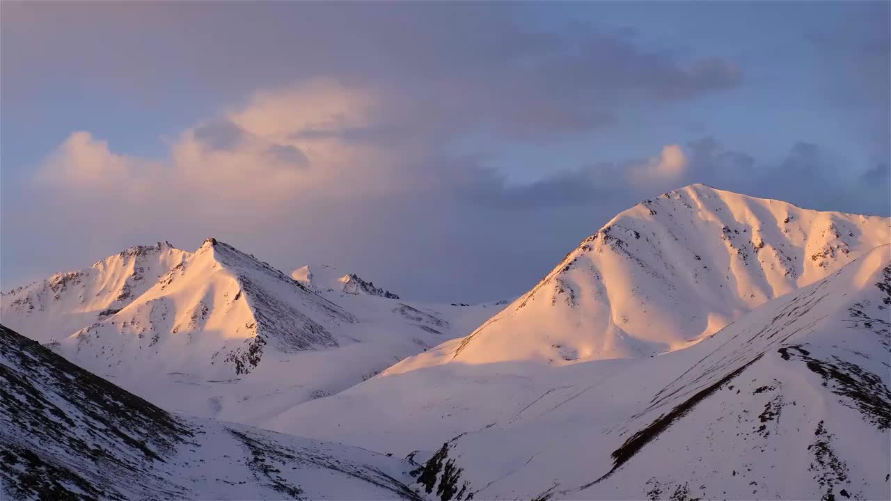 冬季降雪高地，山谷，山峰视频下载