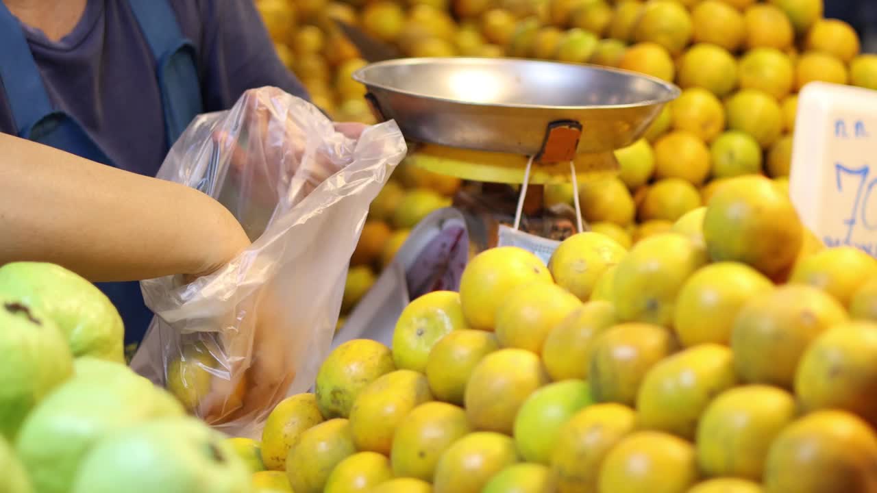 在水果市场挑选橙子视频素材