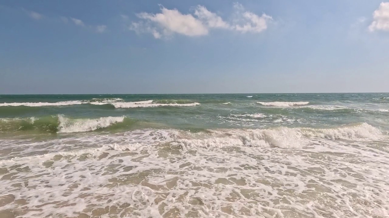 宁静的海滩海浪冲上岸视频素材