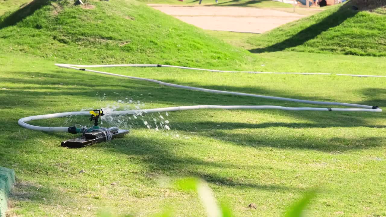 自动园林灌溉系统浇灌草坪视频素材